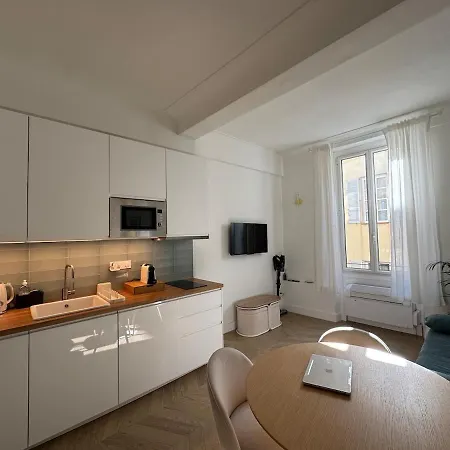 Luxury Renovated In Old Town Appartement *