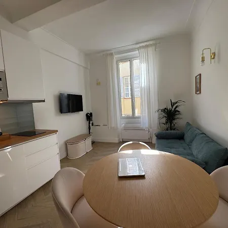 Luxury Renovated In Old Town Appartement *